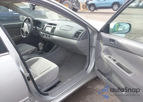 2003 Toyota Camry Le z USA, uszkodzony, nr VIN 4T1BE32K03U777393